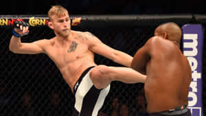MMA拳手在八角籠內的UFC比賽中執行高踢。