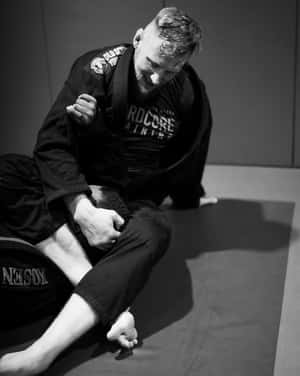 兩名男子在武術館訓練時進行纏鬥。