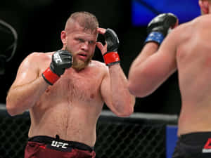 兩名男性MMA拳手在UFC比賽期間於八角籠內行動。