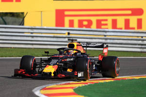 Red Bull Racing一級方程式賽車在日落時分的賽道上過彎。