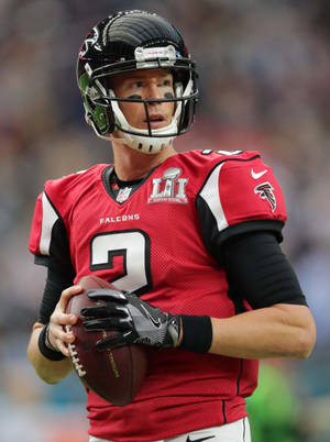 亞特蘭大獵鷹隊四分衛在比賽中拿著橄欖球。 — NFL 美式足球 GIF 壁紙