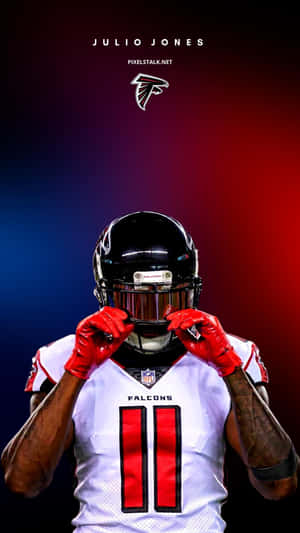 足球運動員 Julio Jones 身穿獵鷹隊制服，在漸變背景前調整頭盔。
