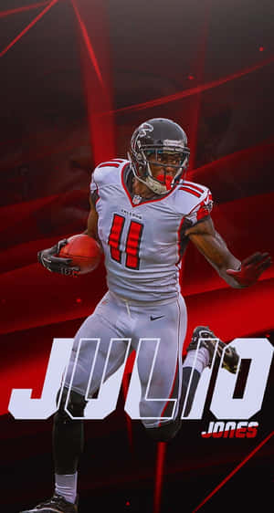 穿著獵鷹隊球衣的橄欖球運動員 Julio Jones 持球奔跑。