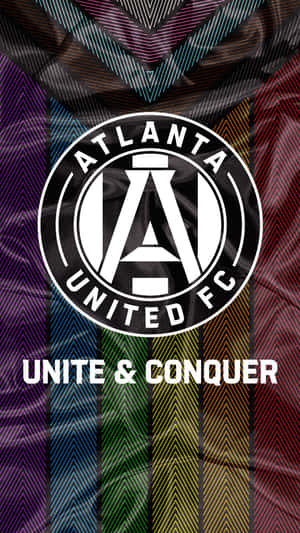亞特蘭大聯足球隊標誌，帶有「Unite & Conquer」口號，置於彩色條紋背景上。 — 足球 壁紙