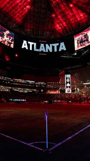 夜晚的足球場，紅色燈光和「ATLANTA」標誌。 — 足球 壁紙