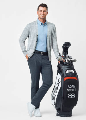 職業高爾夫球手Adam Scott在攝影棚中與他的高爾夫球袋合影。