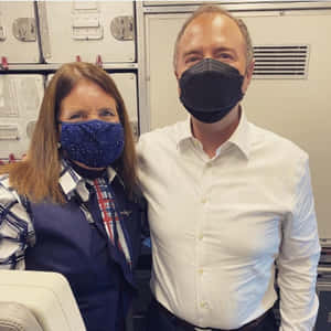 兩名機組人員在飛機內佩戴口罩。