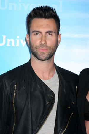 Adam Levine 在Universal活動中穿著黑色皮褸。 — Vivo Pad 壁紙