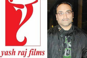 Yash Raj Films標誌旁邊有一位身穿黑色外套、戴眼鏡的男子。