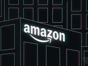 Amazon標誌在深色網格背景上發出色差光芒。
