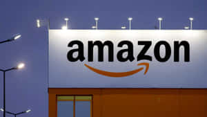 黃昏時分的Amazon倉庫建築及發光標誌。