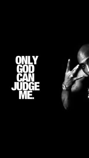 Tupac Shakur 黑白肖像，帶有手勢和引文文字