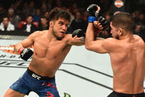 兩名男性拳手在UFC八角籠內比賽中互相出拳。 — 拳擊 壁紙