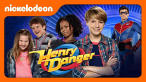 五位來自電視節目《Henry Danger》的年輕演員在節目標誌前微笑。