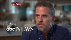 abc news獨家專訪期間身穿藍色襯衫的男子