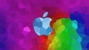 在色彩繽紛的多邊形背景上，一個藍色幾何風格的Apple標誌。