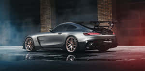 夜晚煙霧瀰漫的都市車庫中的銀色 Mercedes-AMG GT Black Series 跑車。