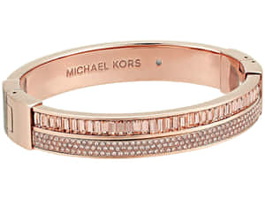 玫瑰金色Michael Kors手鐲，帶有長方形和密鑲水晶細節。