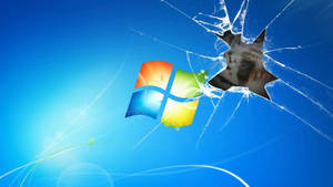 藍色數位背景上破碎玻璃後的 Windows 標誌