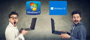 兩個男人手持筆記型電腦，Windows 7 和 Windows 10 標誌在他們上方，驚訝地反應。