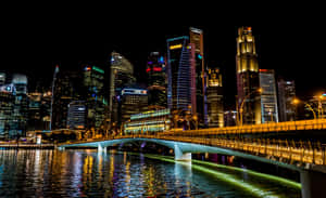 夜間背景中，一座燈火通明的橋樑橫跨水面，背後是現代城市天際線。