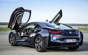 黑色BMW i8在賽道上打開鷗翼車門。