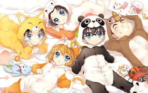 五個動畫小孩穿著動物主題睡衣在床上依偎，旁邊有毛絨玩具。