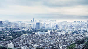 在多雲的天空下，一座擁有新舊建築的城市。