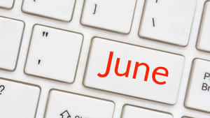 鍵盤按鍵的特寫，標有紅色的June。 — 夏日氣息 壁紙