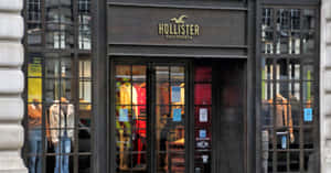 Hollister California 服裝店，窗內有人體模型。