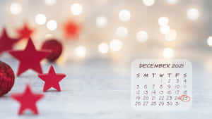 2021年12月的日曆，25日被圈出，周圍環繞著紅色星星和裝飾品。