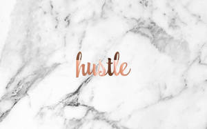 白色雲石背景上玫瑰金色嘅 hustle 一詞