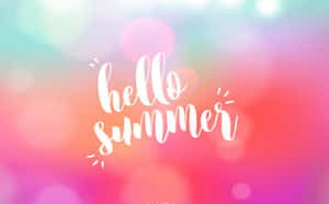 彩色散景背景上的白色草書 hello summer 文字。