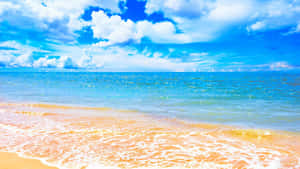 陽光照耀的海灘，綠松石色的海浪滾滾湧向金色海岸，上方是藍天白雲。