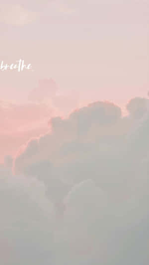 粉紅色和灰色雲朵配上白色的 breathe 字樣。