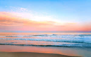 夕陽下的海洋，粉橙色天空，溫柔海浪拍打沙灘 — 海灘 壁紙