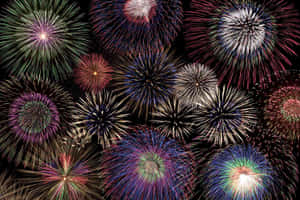 慶祝活動期間，色彩繽紛的煙火在夜空中綻放。 — 煙火 壁紙
