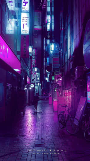 一個人在夜晚的東京穿過一條發光的霓虹小巷，伴隨著濕漉漉的人行道反射。