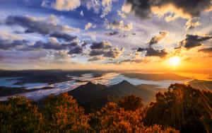 夕陽下的山脈，下方有雲和霧