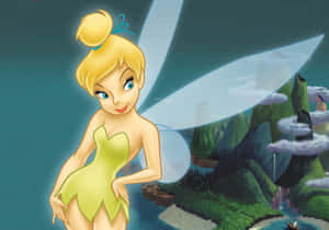 Tinker Bell 穿著綠色裙子，有翅膀，在魔法森林中微笑