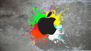 黑色Apple標誌被混凝土上色彩繽紛的油漆飛濺包圍。