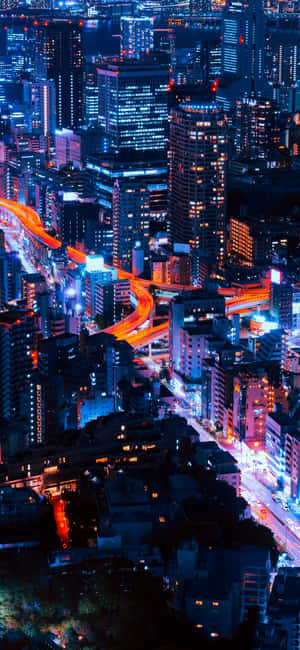 夜晚從高空俯瞰一個充滿活力嘅城市，有發光嘅橙色車流同藍色霓虹燈。