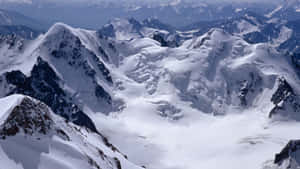 積雪的山脈、冰川和岩石山峰，天空晴朗。 — 精細 壁紙