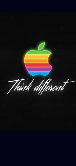 彩虹Apple標誌，黑色背景上帶有「Think different」標語。 — Oppo Reno16 壁紙