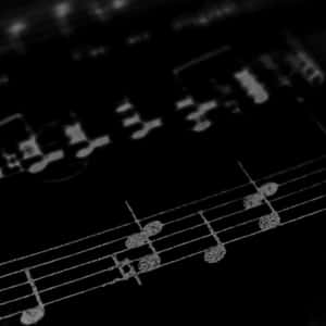 特寫：樂譜上帶顆粒紋理的音符，淺景深。