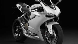白色Ducati 1199 Panigale運動電單車在攝影棚燈光下。