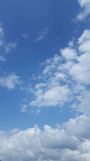藍天白雲，一隻紅風箏高高飛翔。 — 型格藍色動態 壁紙