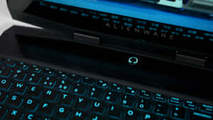 Alienware遊戲手提電腦，配備藍色背光鍵盤和發光標誌。