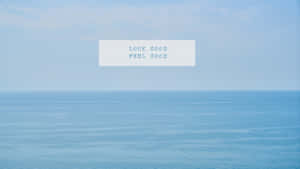 平靜的海洋地平線帶有文字疊加顯示look good feel good