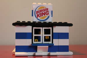 LEGO模型漢堡王餐廳，帶有藍白條紋。